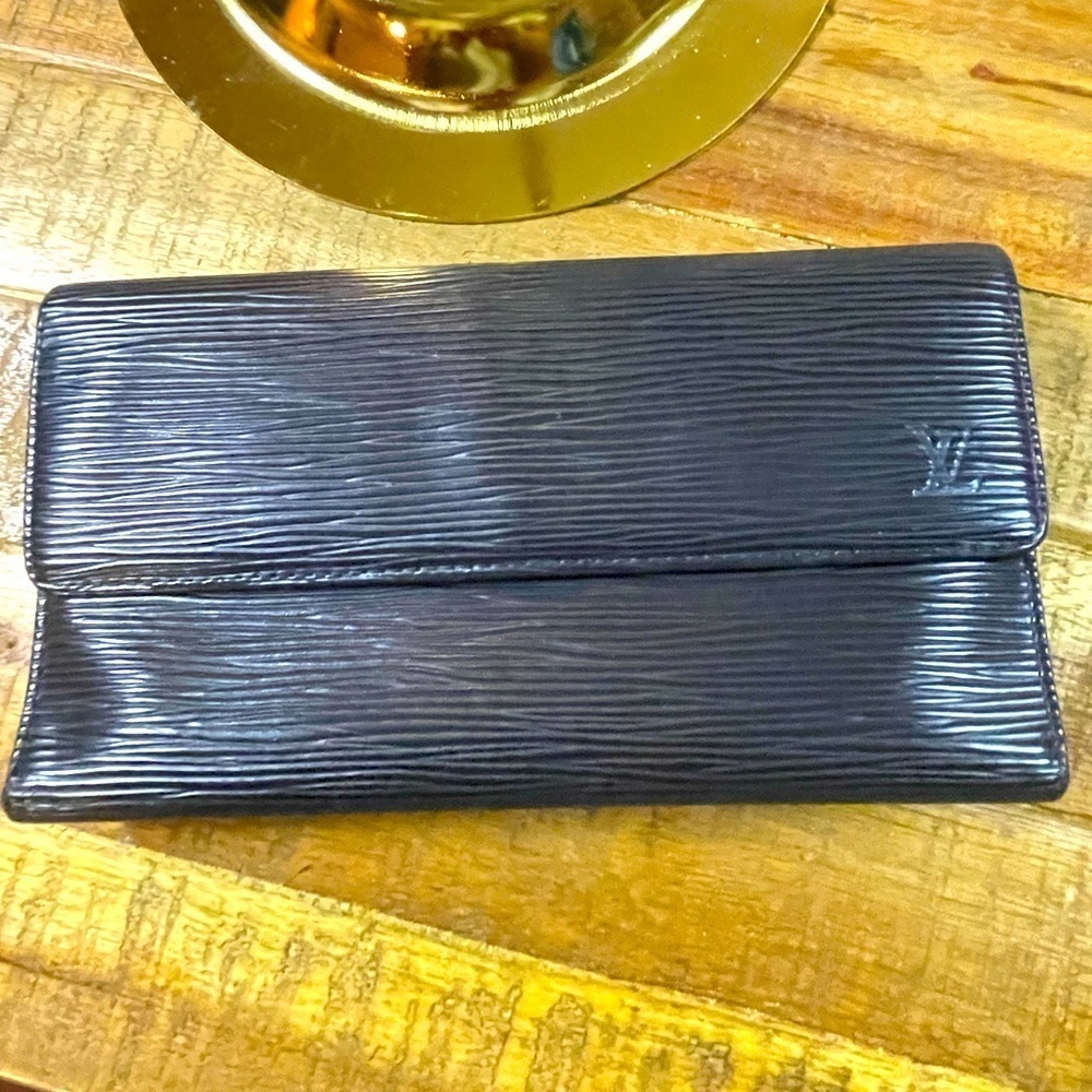 Luis Vuitton Epi Wallet